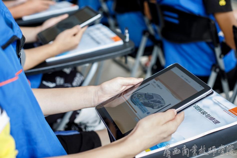 2汽车维修专业中德诺浩校企合作订单班学生在智慧课堂中汲取知识.jpg