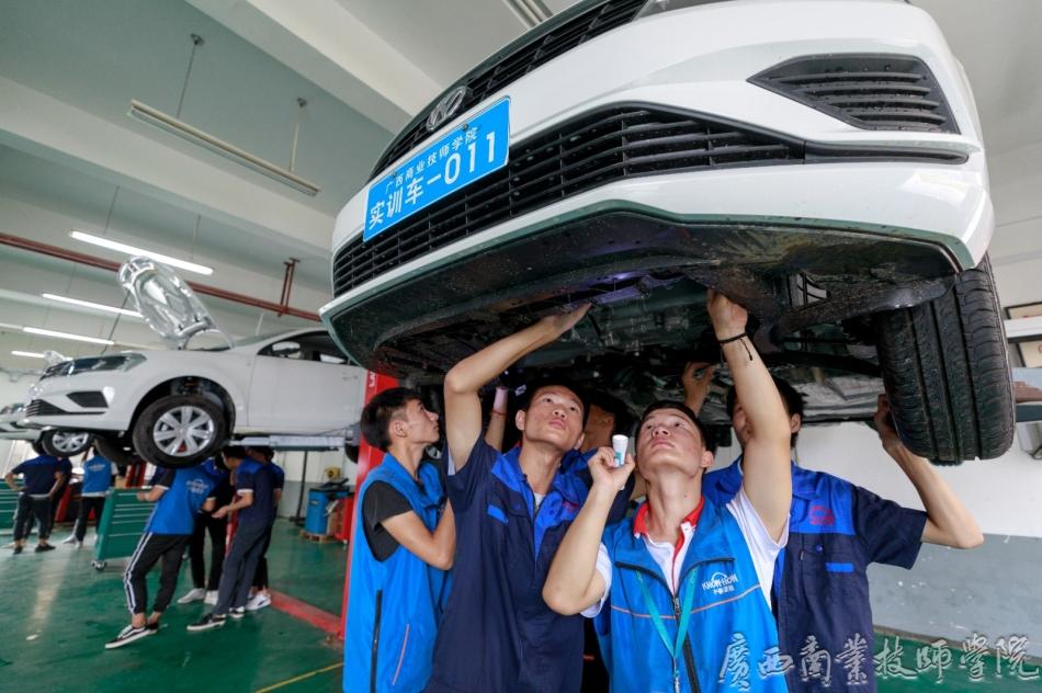 5汽车维修专业中德诺浩校企合作订单班一体化教学课堂.jpg