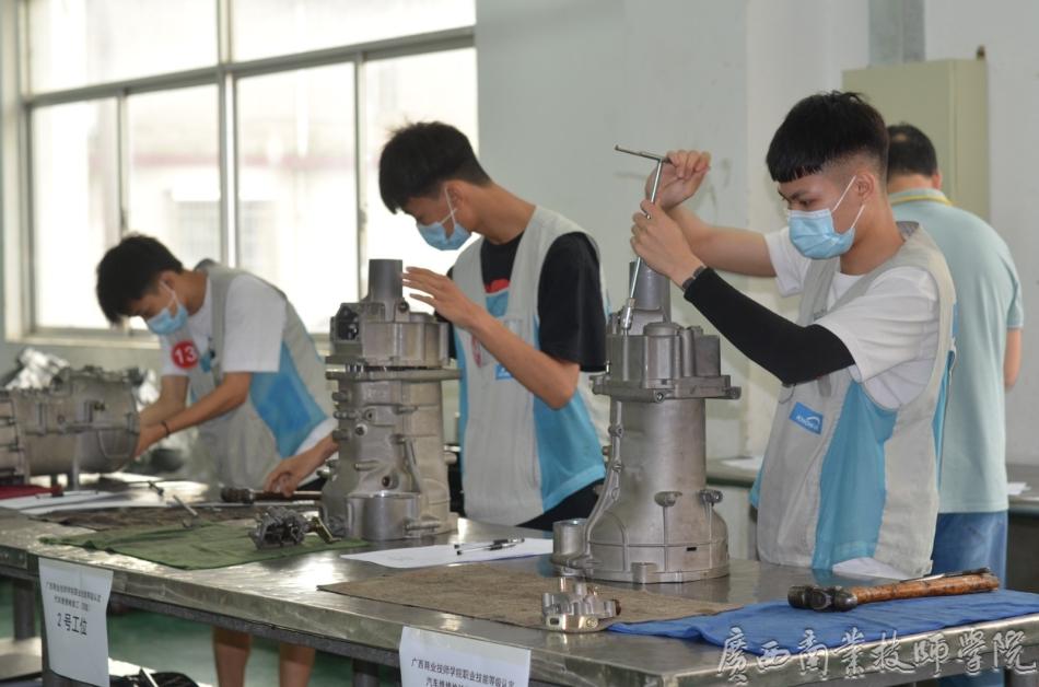 3汽车维修专业中德诺浩校企合作订单班学生考证.JPG
