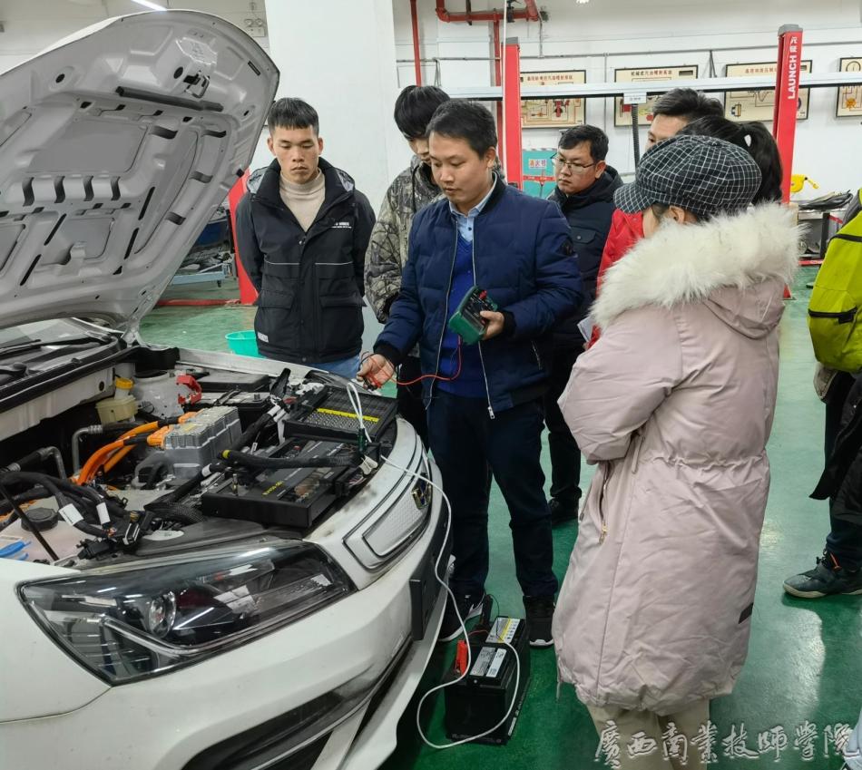 3企业专家到我院进行技术交流活动.jpg