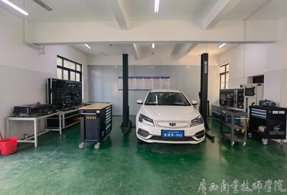 2新能源汽车检测与维修实训室2.jpg
