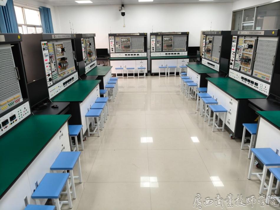 6电子技术应用高技能人才考核实训室.jpg