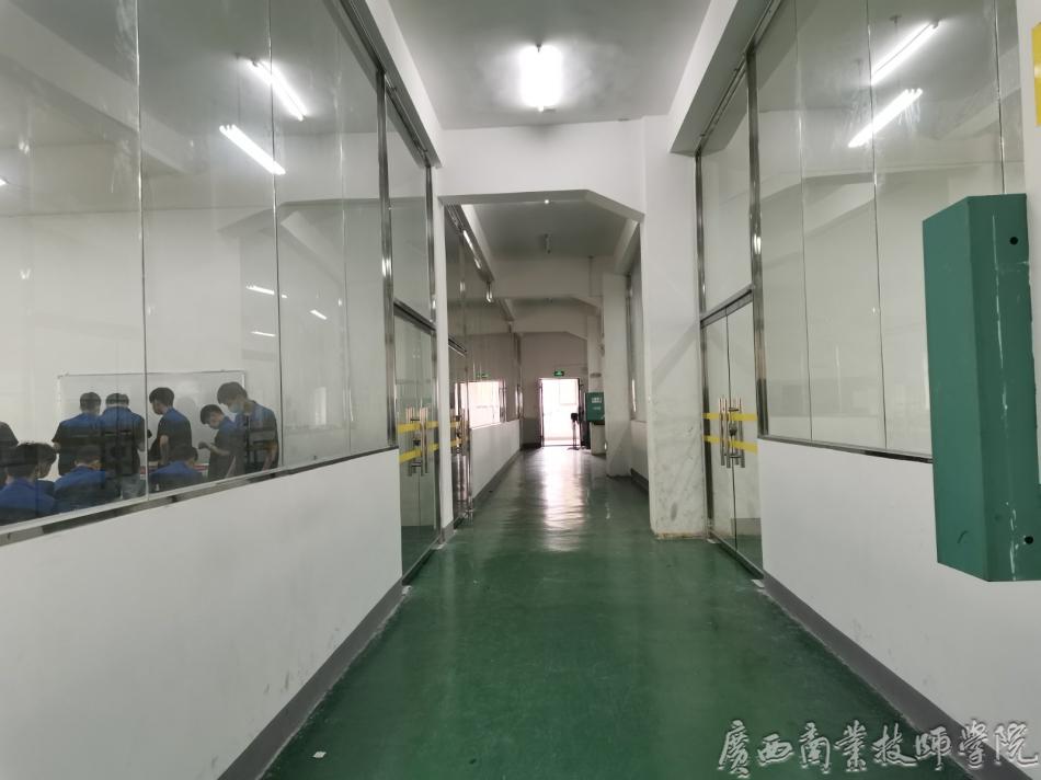 6汽车维修专业实训室.jpg