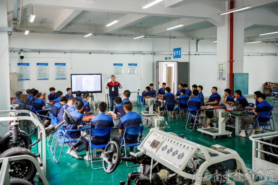 4汽车维修专业汽车底盘一体化教学课堂.jpg