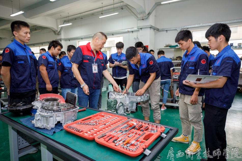 3汽车维修专业变速器拆装一体化教学课堂.jpg